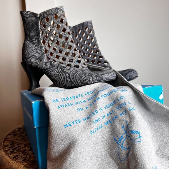 John Fluevog | Murillo | Baroque | Grey Paisley | Diamond Perforated Boot | Sz 6 - Picture 2 of 16